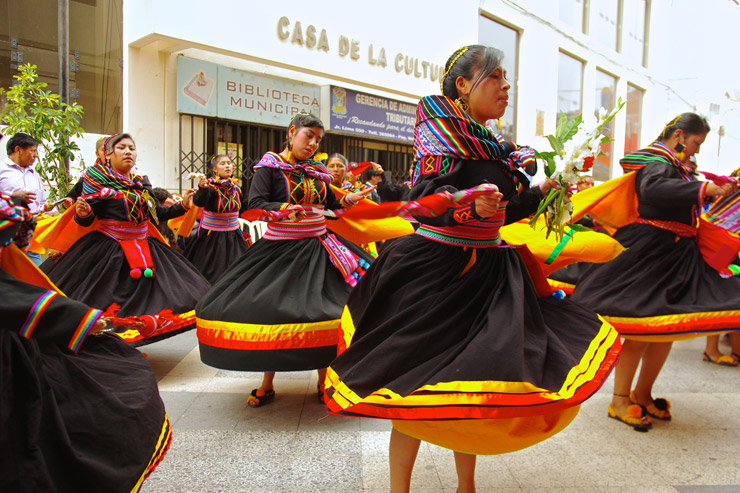 チチカカ湖最大のお祭り『カンデラリア祭 (Fiesta de la Candelaria) 』