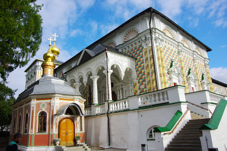 僧院食堂付属のセルギエフ聖堂