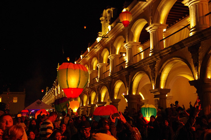 アンティグアでタイのコムローイを真似たランタン祭り