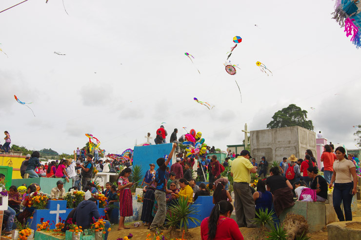 死者の日にサンティアゴ・サカテペケスの墓場で巨大な凧揚