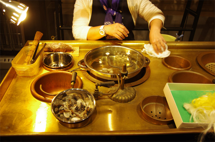 富岡製糸場で使用されていたフランス式繰糸機（岡谷蚕糸博物館蔵、レプリカ）